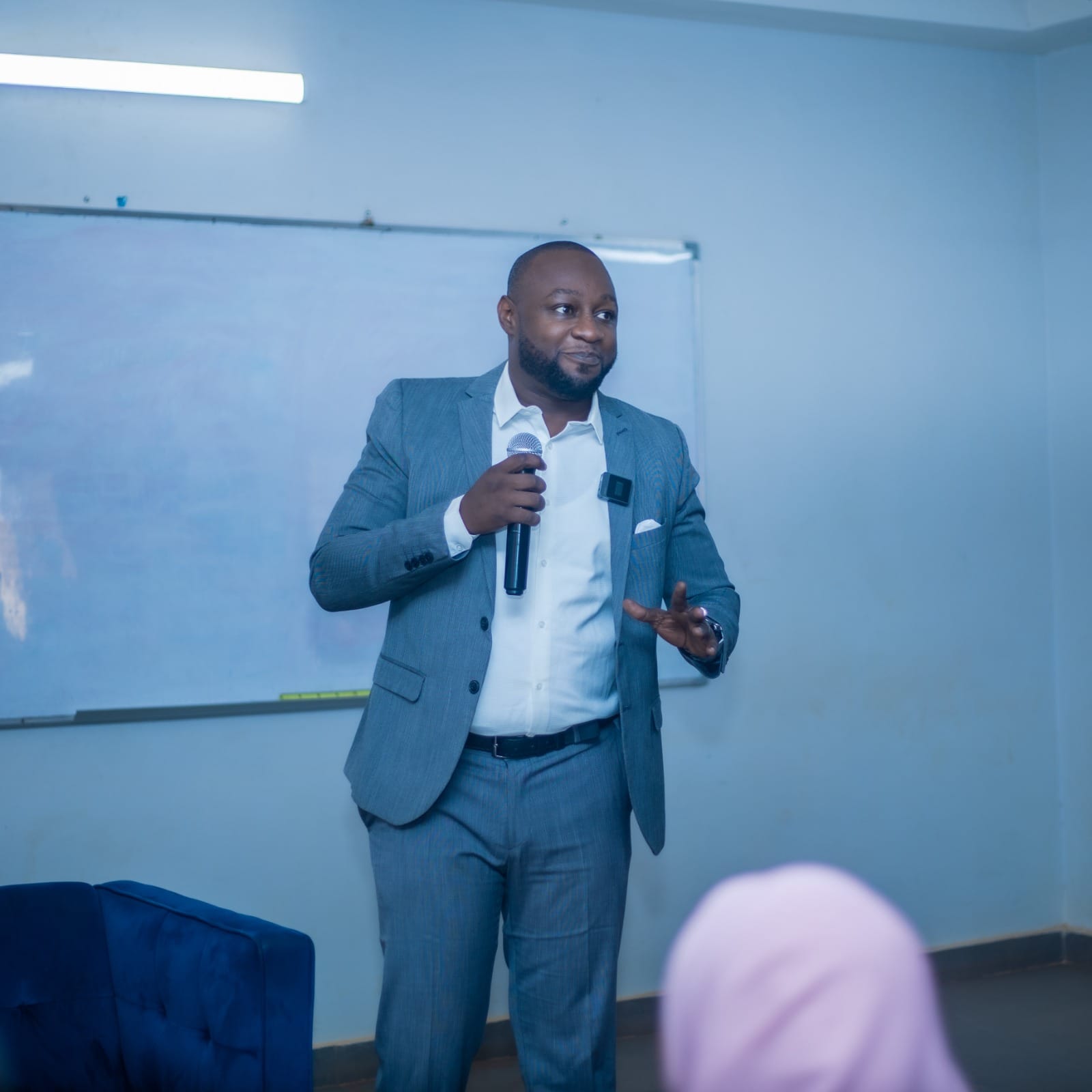 Lire la suite à propos de l’article Abdoulaye Anawar : L&rsquo;Homme au Mental d’Acier Inaugure la Série des Conférences à A.D.U